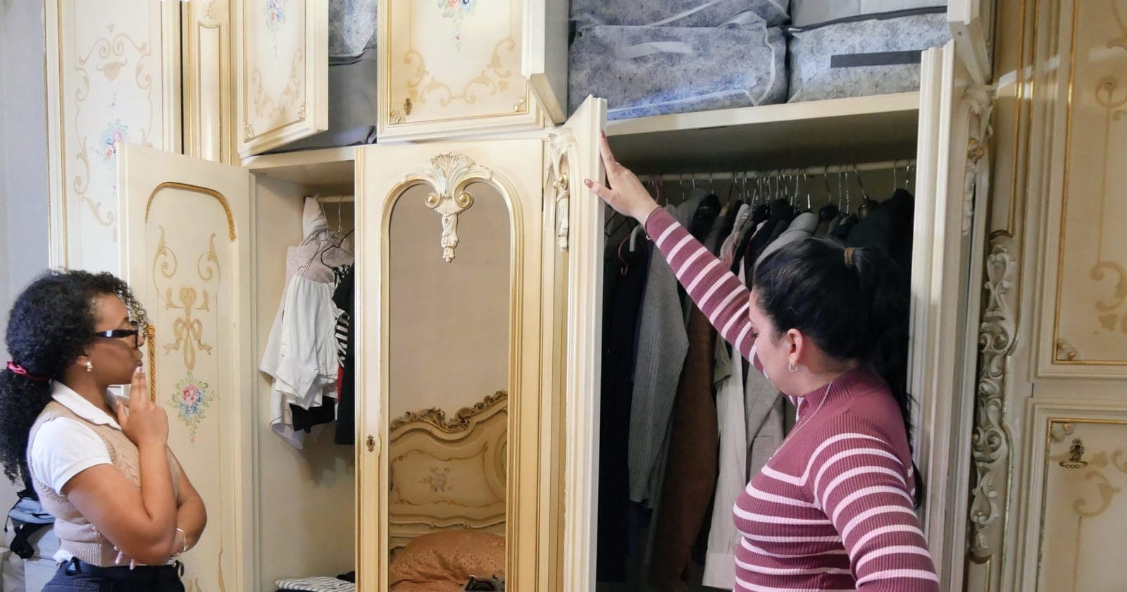 Le fondatrici di Casa in Ordine valutano il contenuto di un armadio prima del decluttering